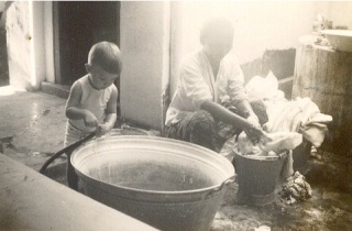 sept 36 Bubi speelt met de tuinslang